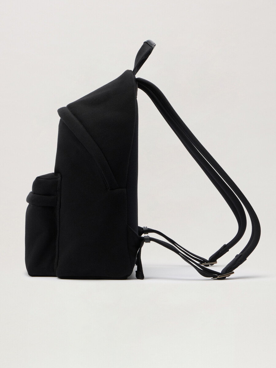 mochila con logotipo clásico