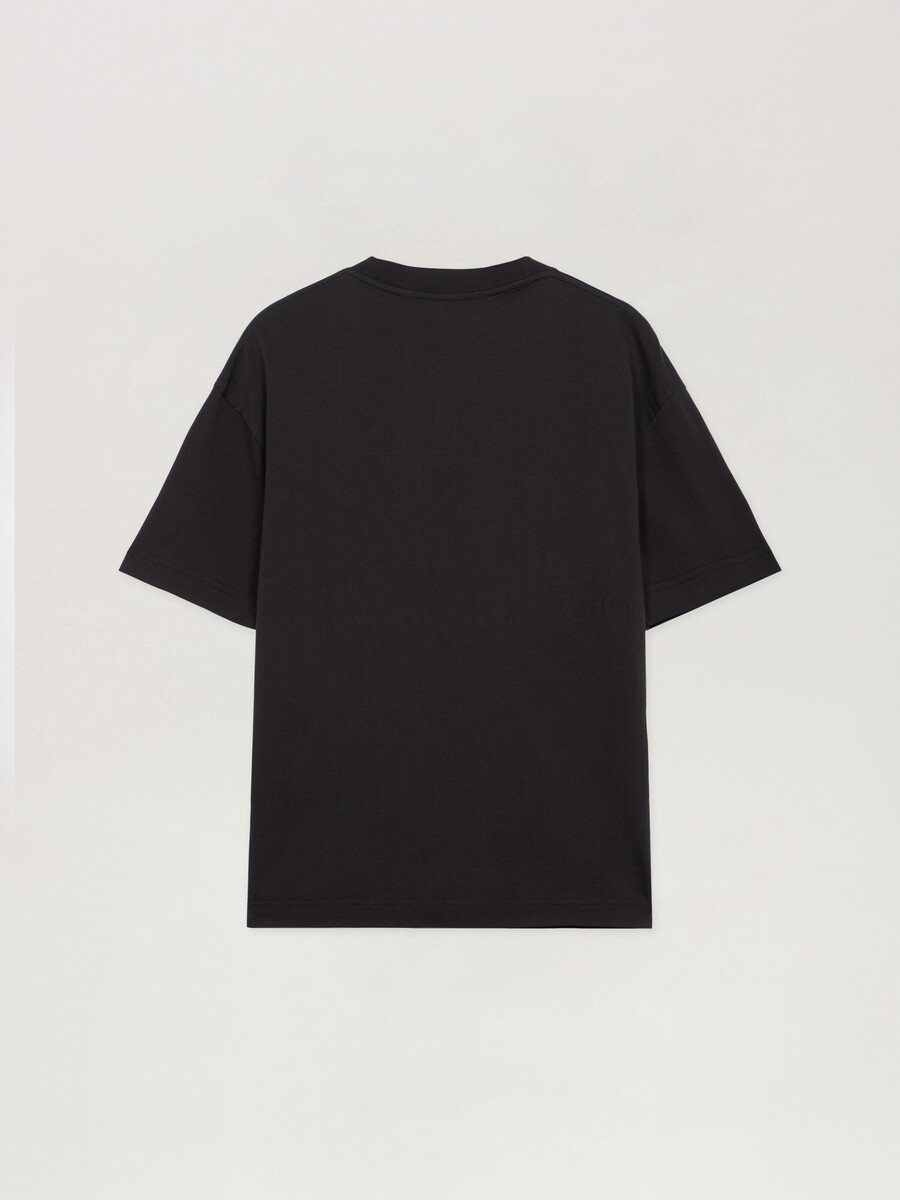 camiseta con logotipo curvo