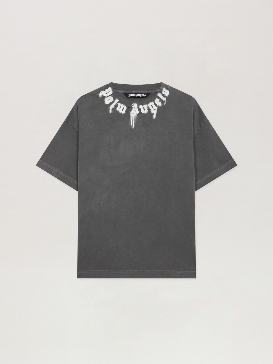 camiseta regular con logotipo en el cuello