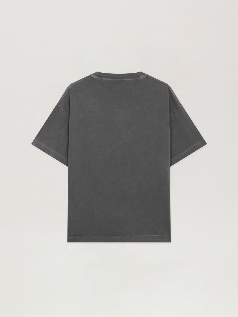 camiseta regular con logotipo en el cuello