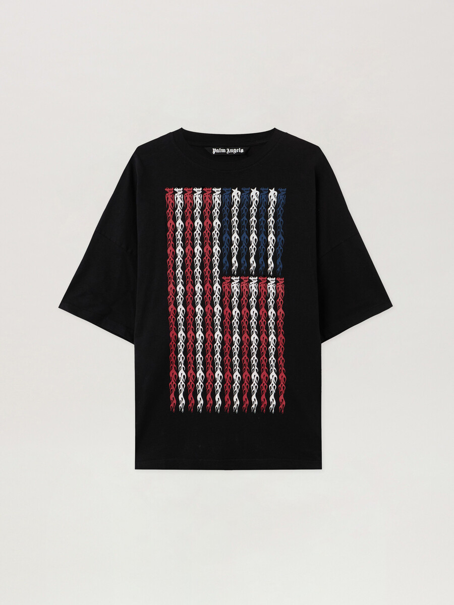 camiseta holgada con bandera de llamas