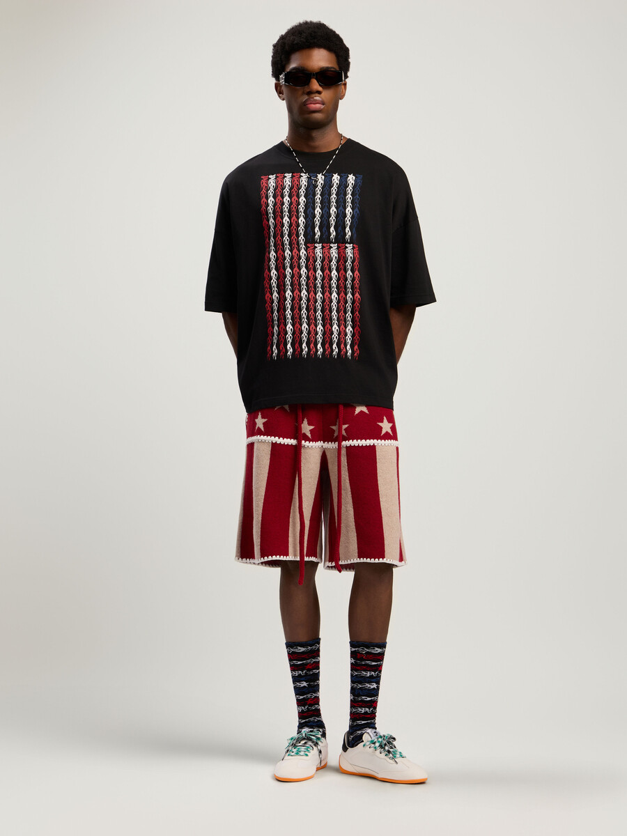 camiseta holgada con bandera de llamas