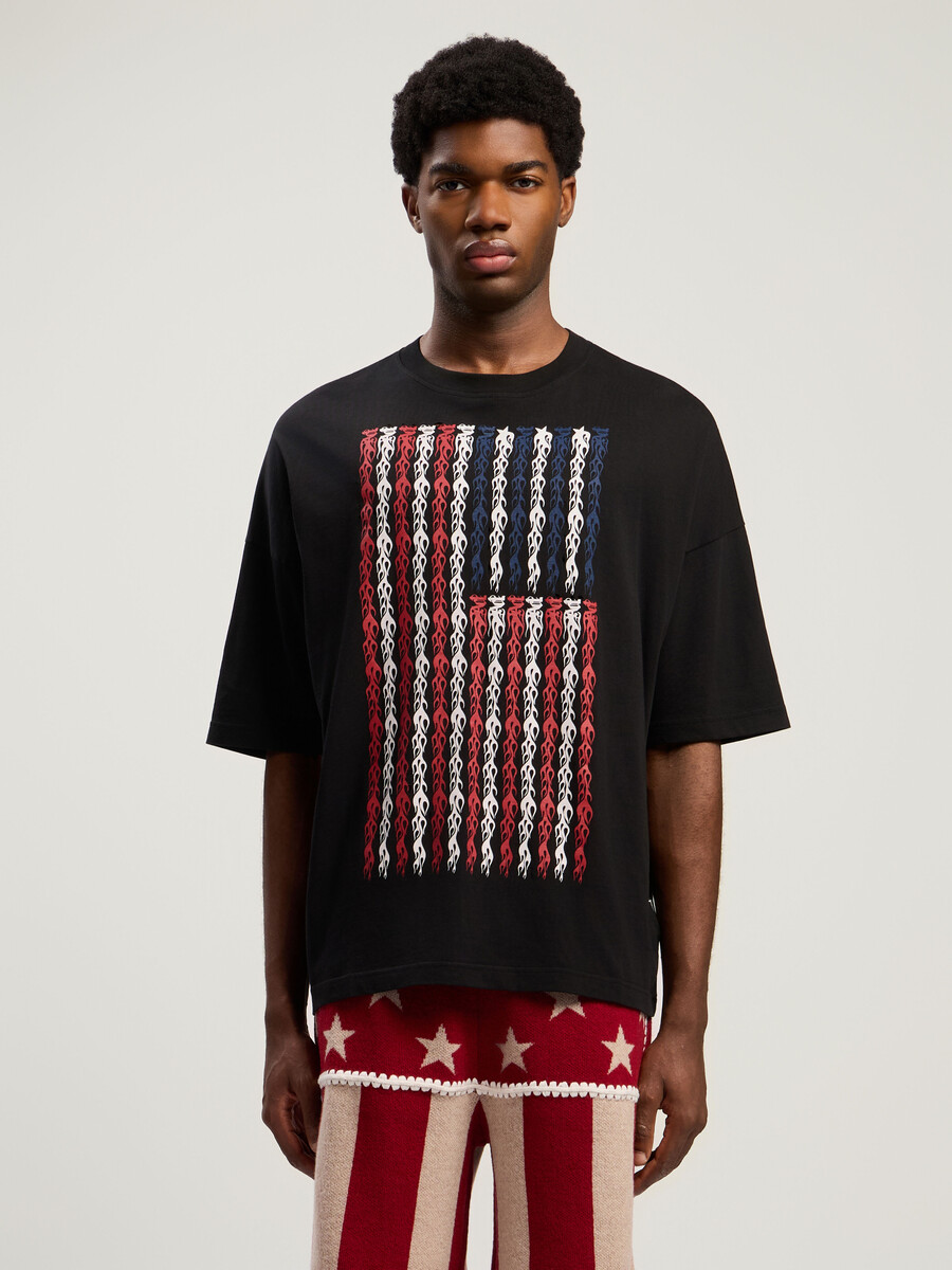 camiseta holgada con bandera de llamas