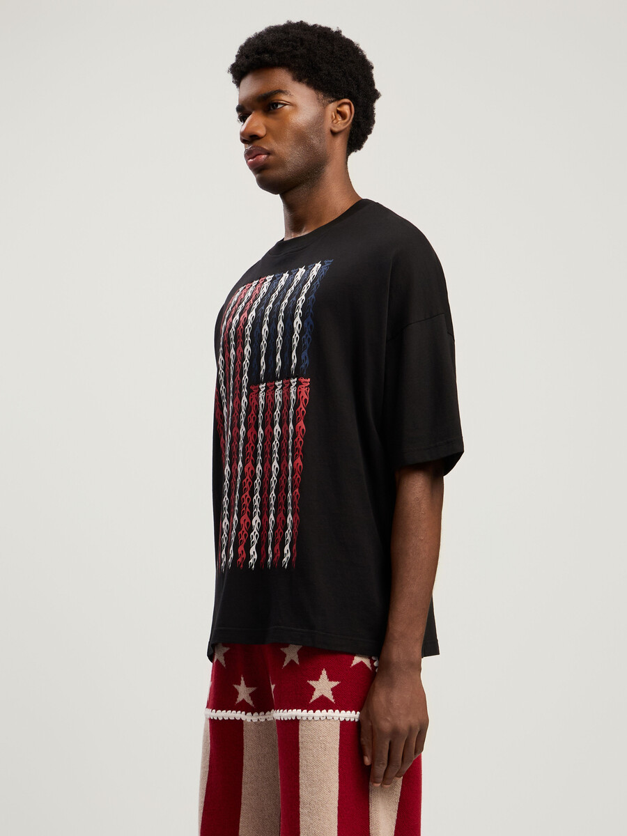 camiseta holgada con bandera de llamas