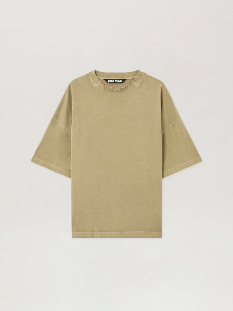 camiseta de cuello holgado con logotipo curvo