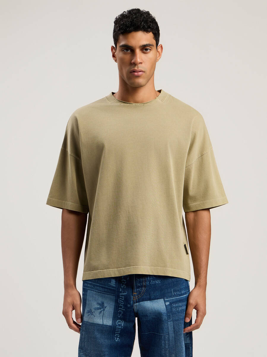 camiseta de cuello holgado con logotipo curvo