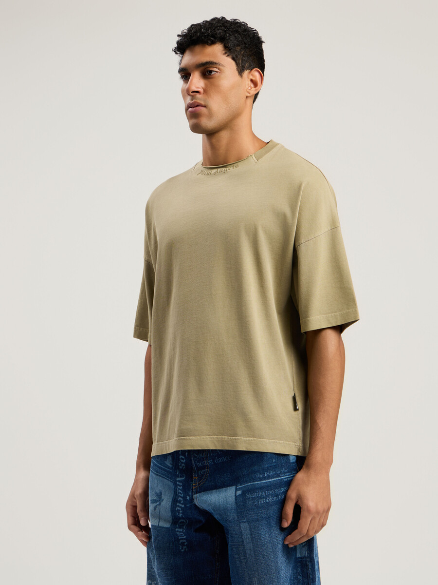 camiseta de cuello holgado con logotipo curvo