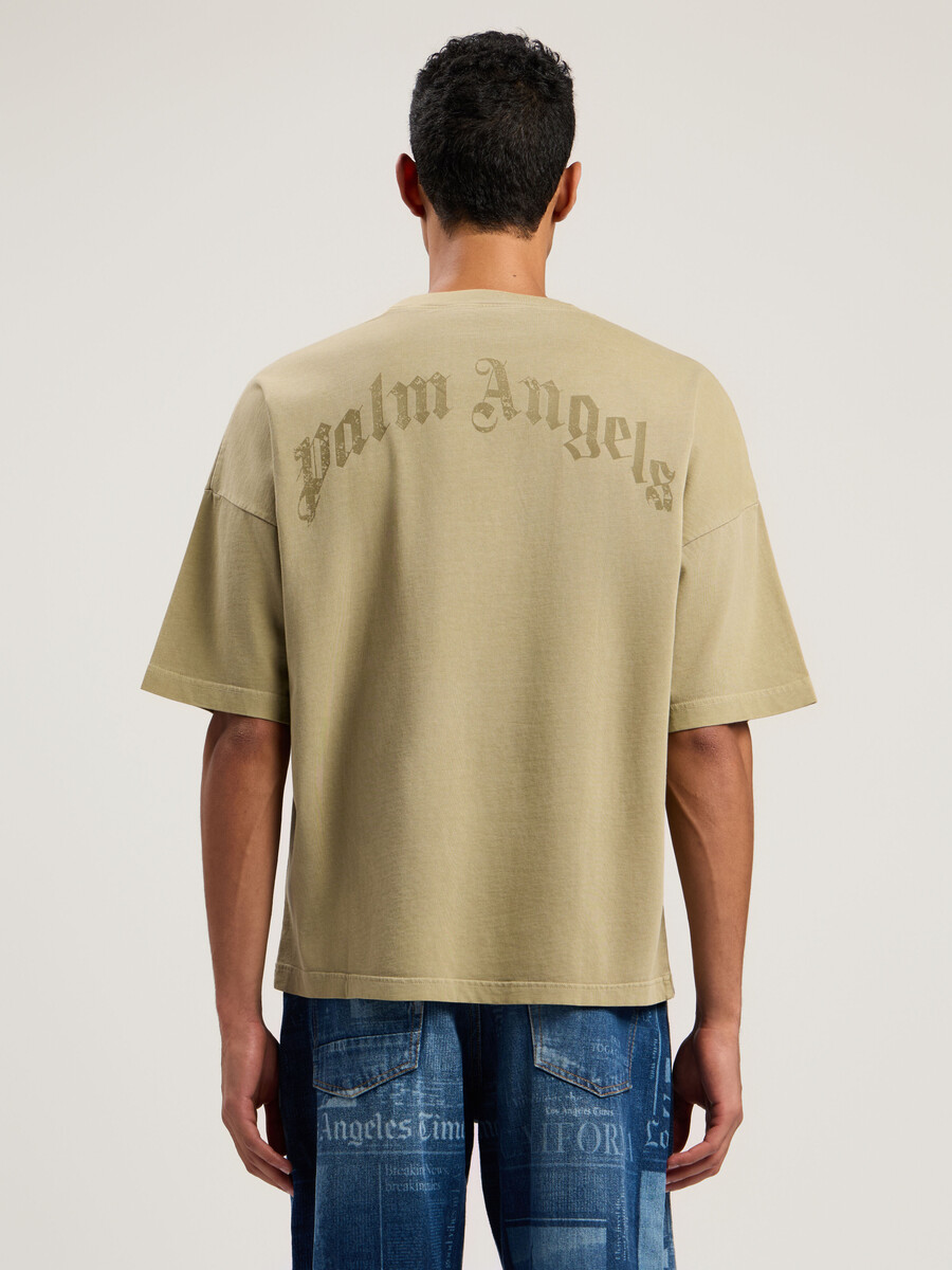 camiseta de cuello holgado con logotipo curvo