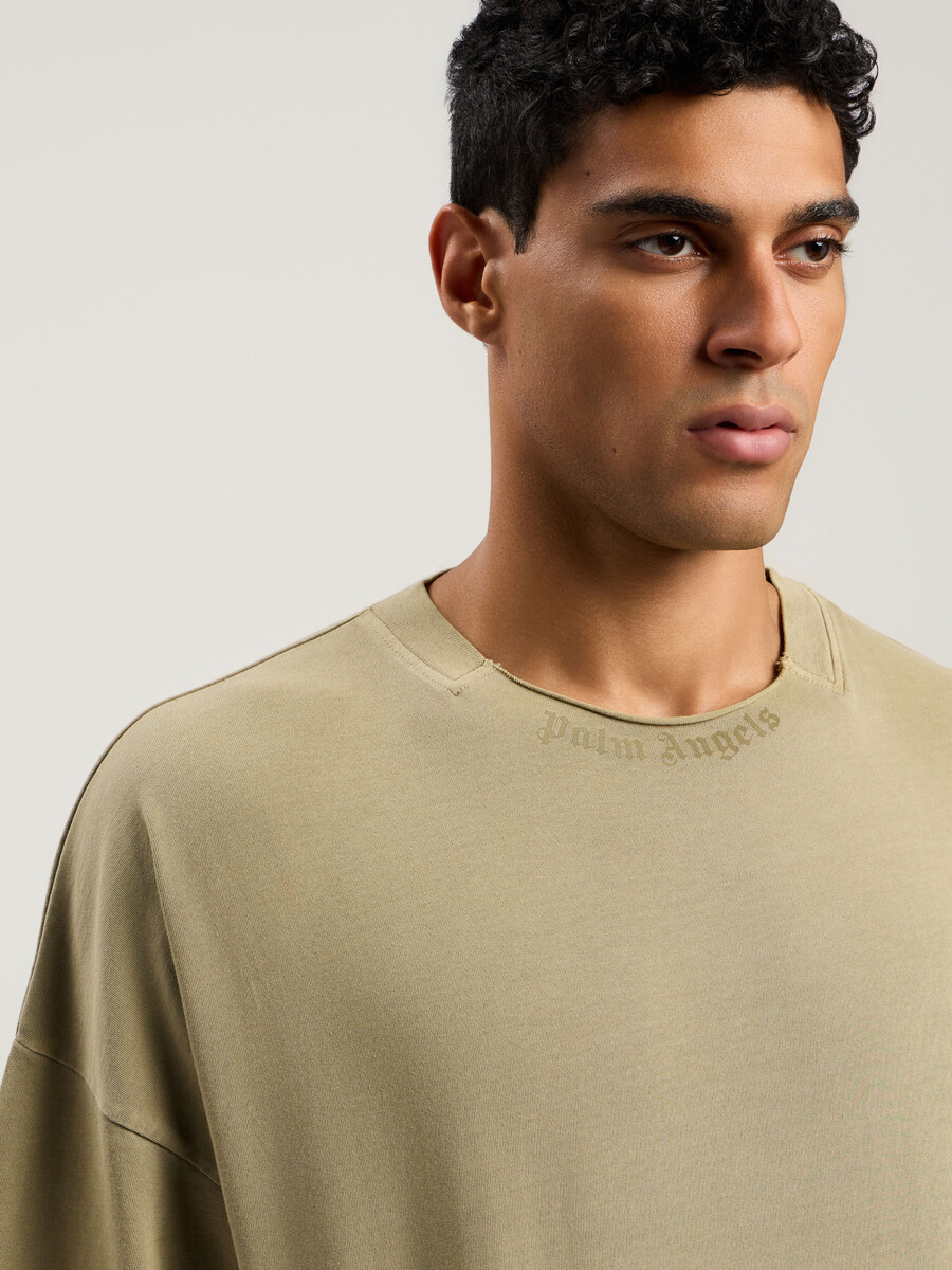 camiseta de cuello holgado con logotipo curvo