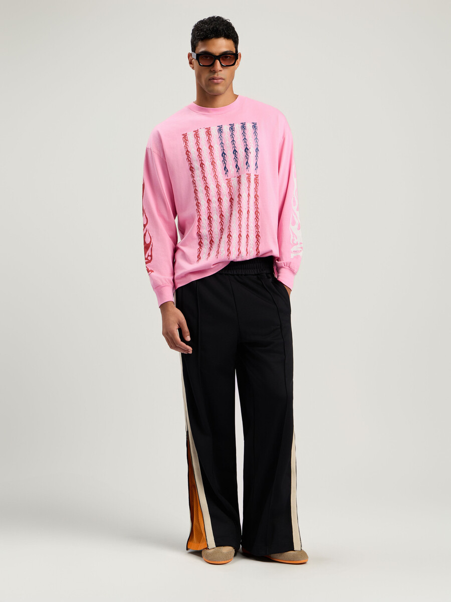 camiseta de manga larga con bandera de llamas