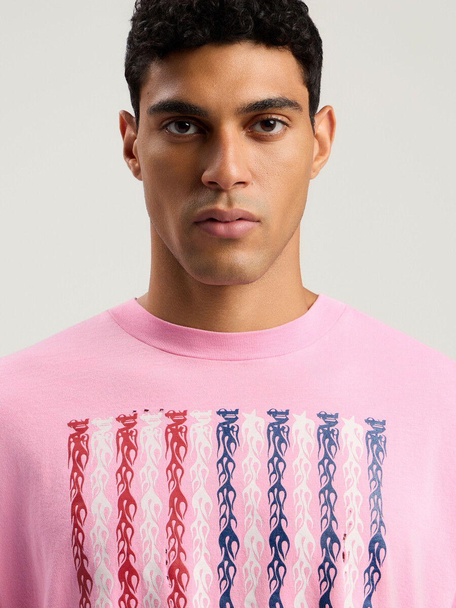 camiseta de manga larga con bandera de llamas