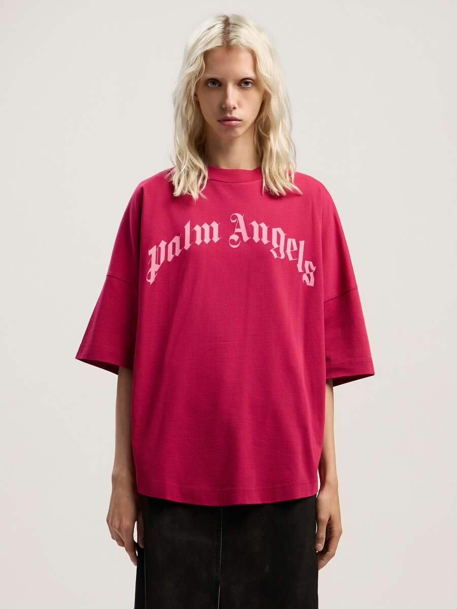 camiseta con logotipo curvo