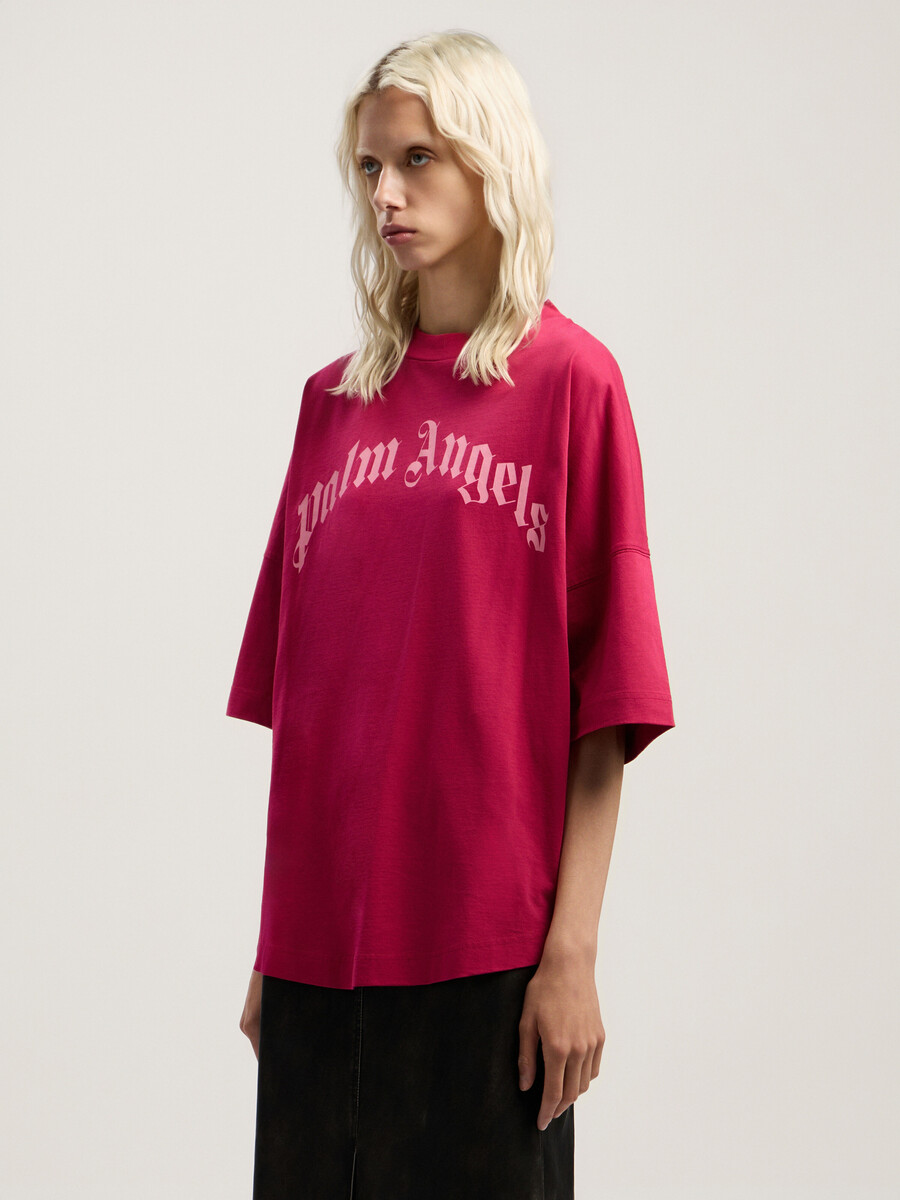camiseta con logotipo curvo