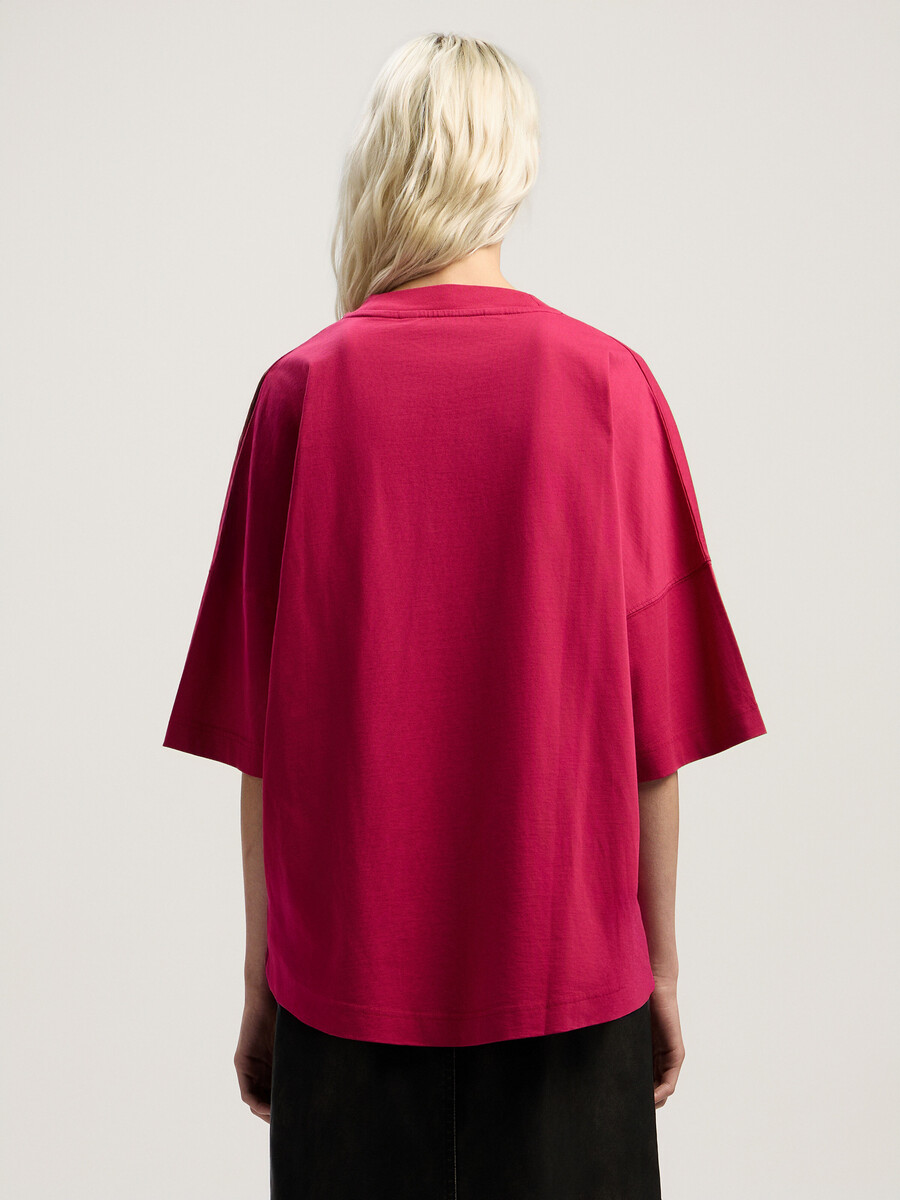 camiseta con logotipo curvo