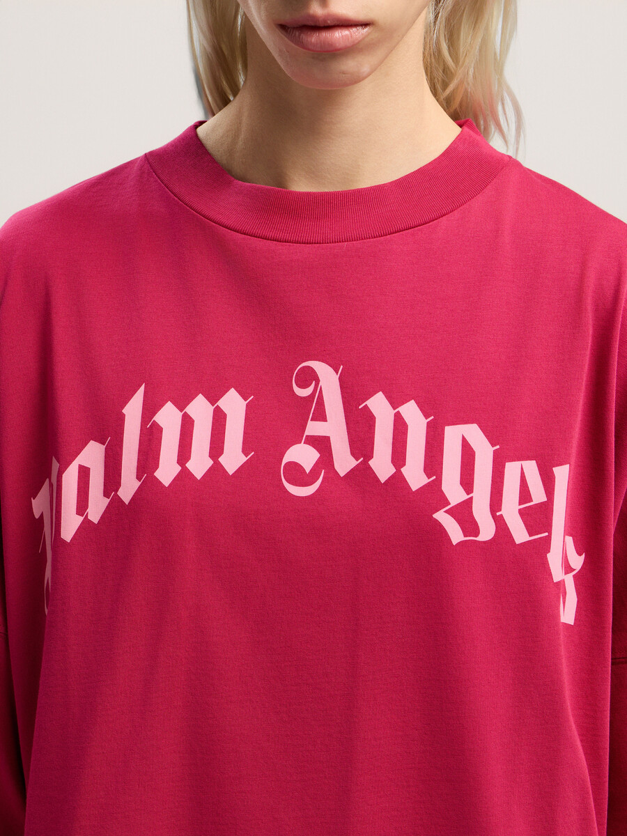 camiseta con logotipo curvo