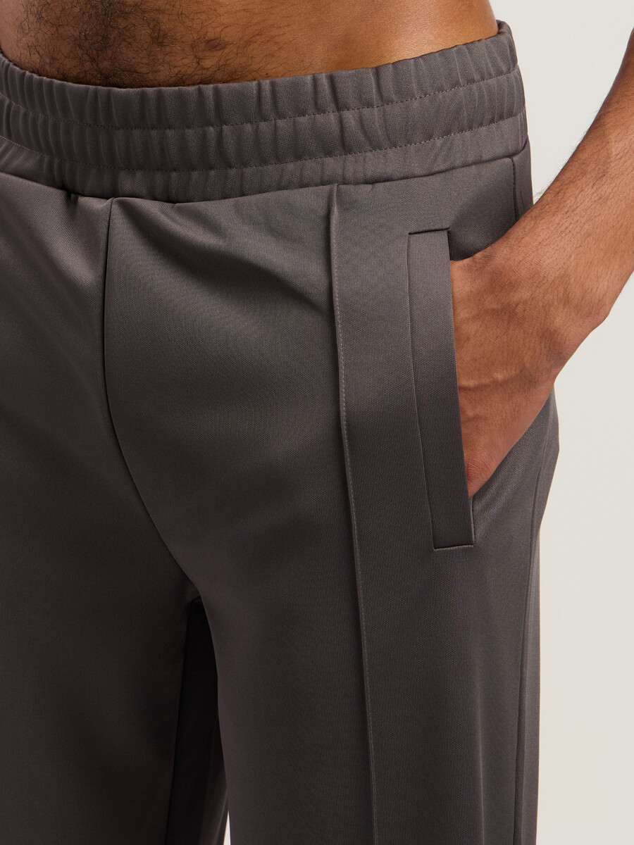 pantalones deportivos con logotipo curvo