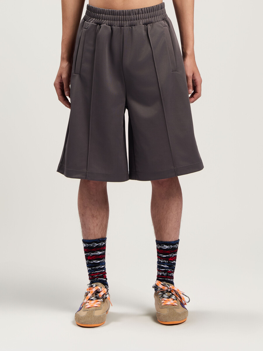 pantalones cortos deportivos con logotipo curvado en la espalda