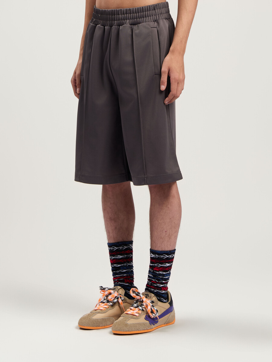 pantalones cortos deportivos con logotipo curvado en la espalda