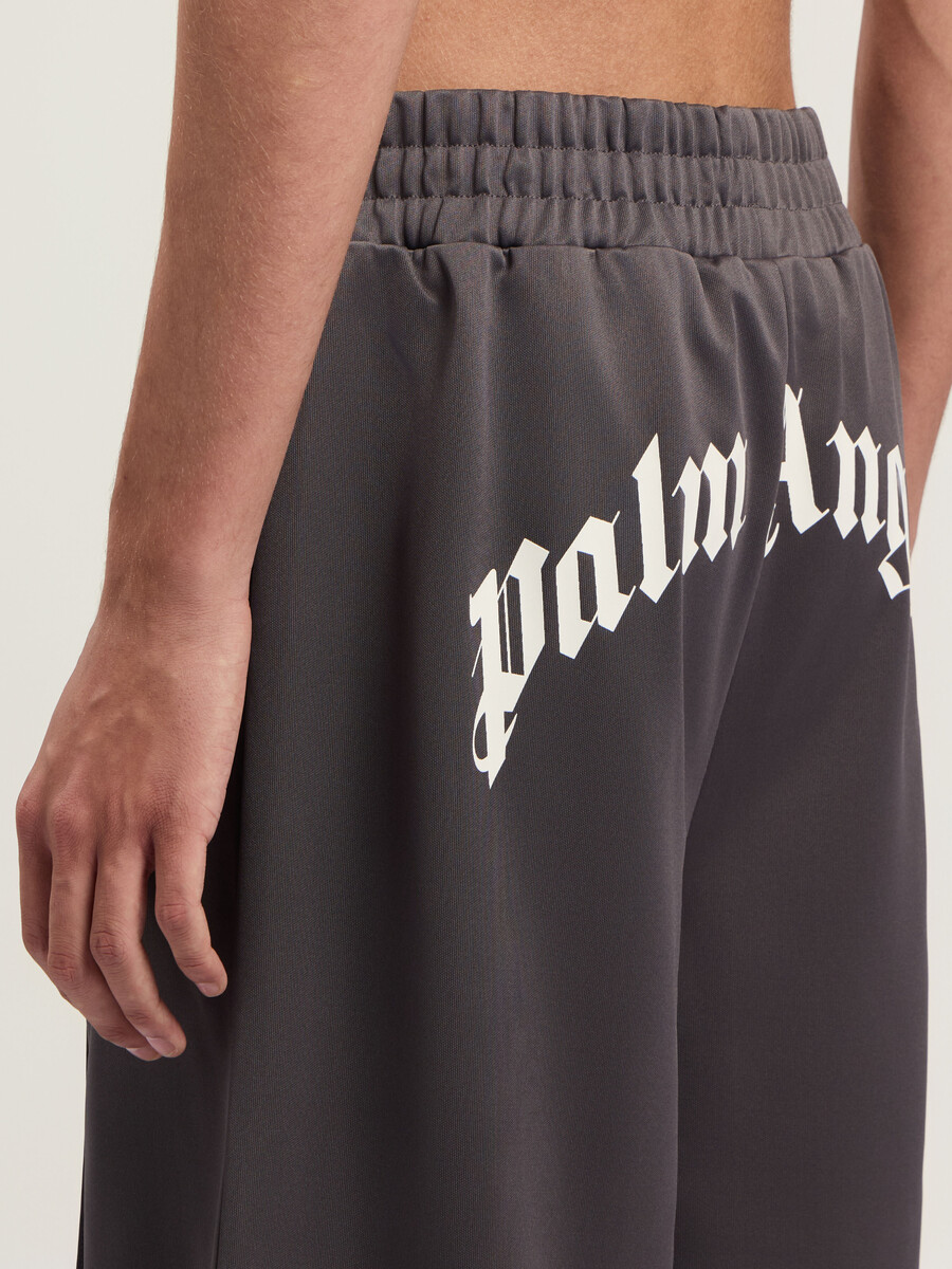 pantalones cortos deportivos con logotipo curvado en la espalda