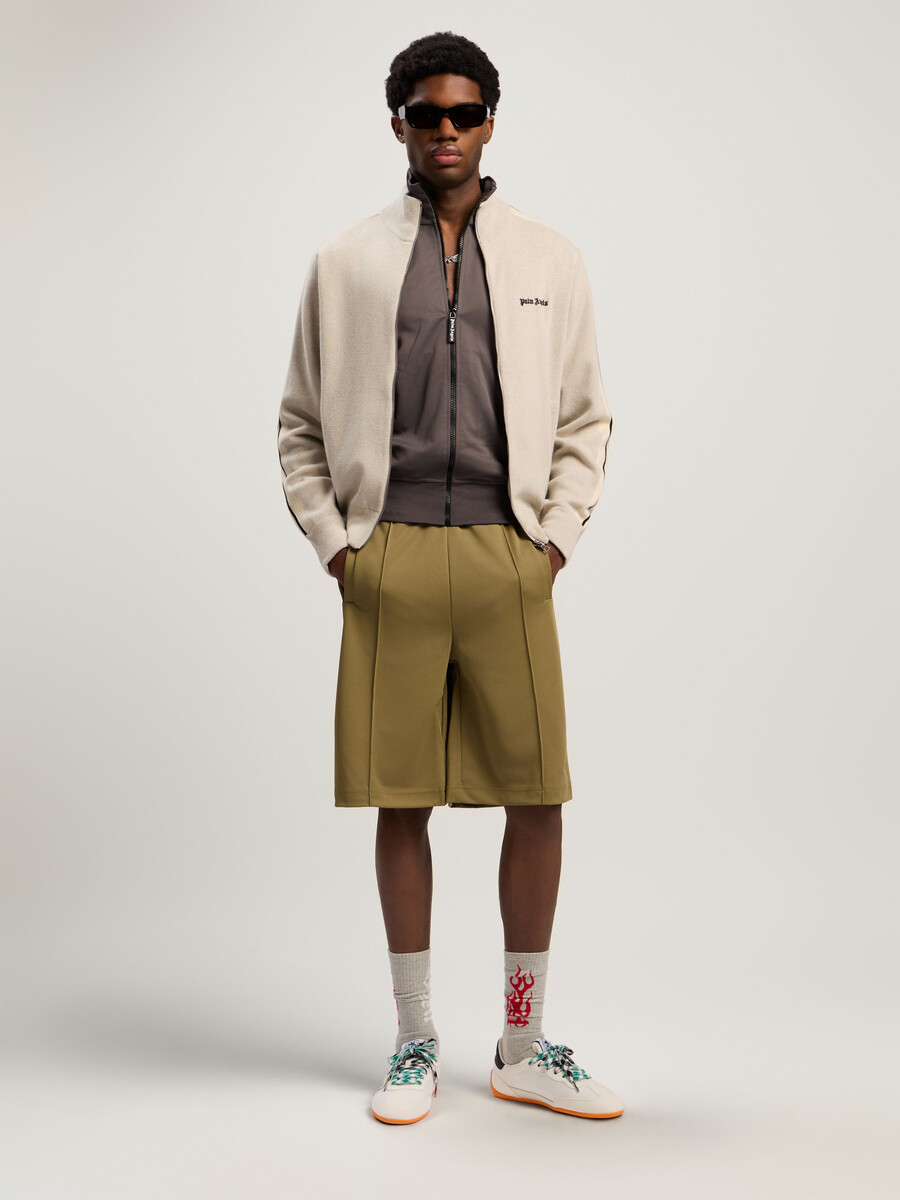 pantalones cortos deportivos con logotipo curvado en la espalda