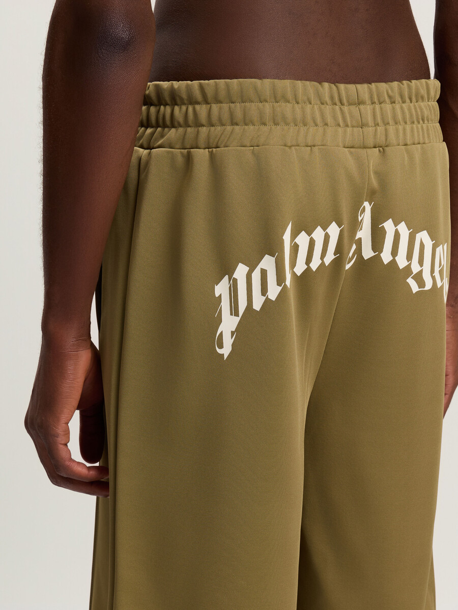 pantalones cortos deportivos con logotipo curvado en la espalda