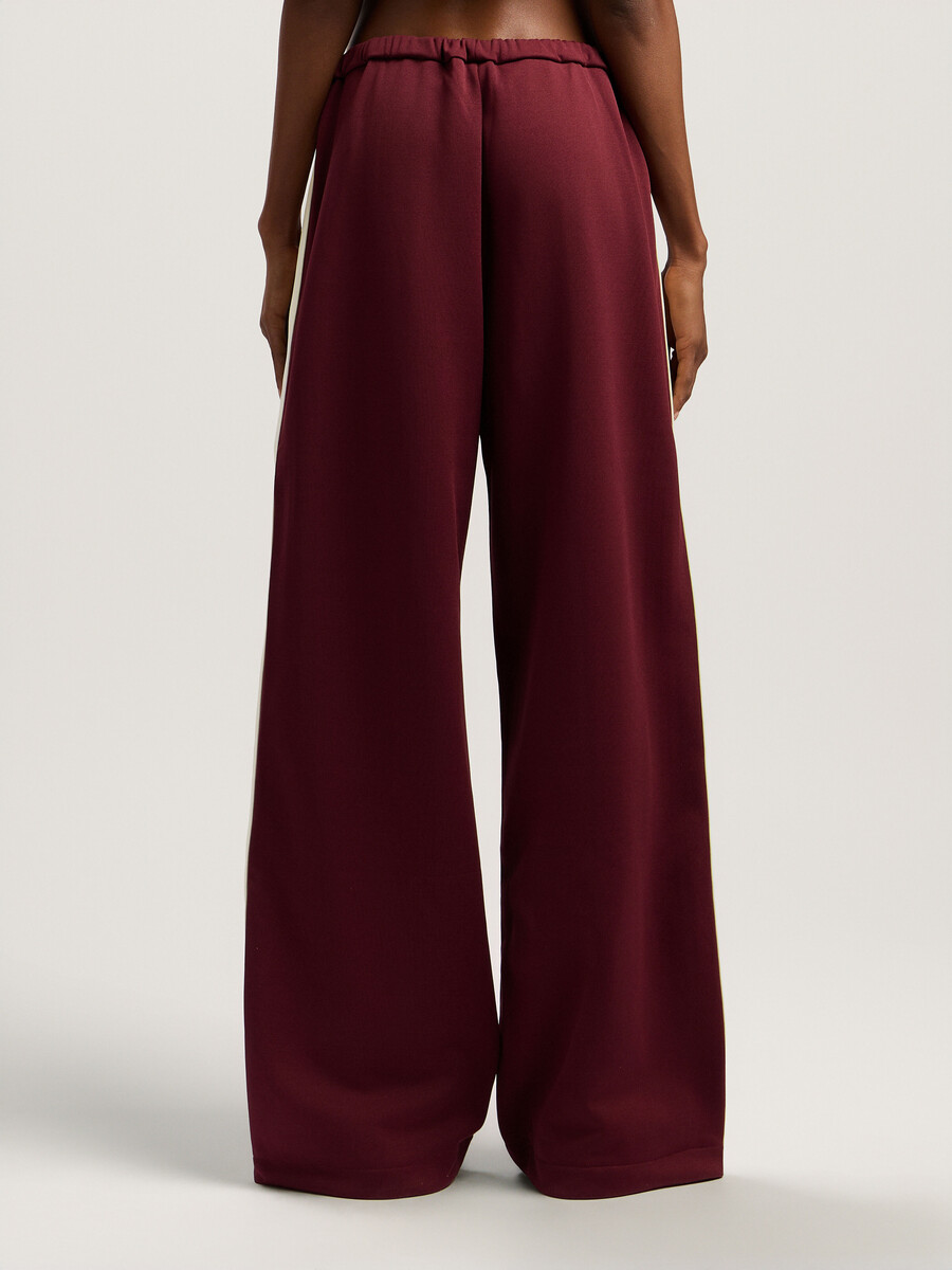 pantalones deportivos con cremallera y bloques de color