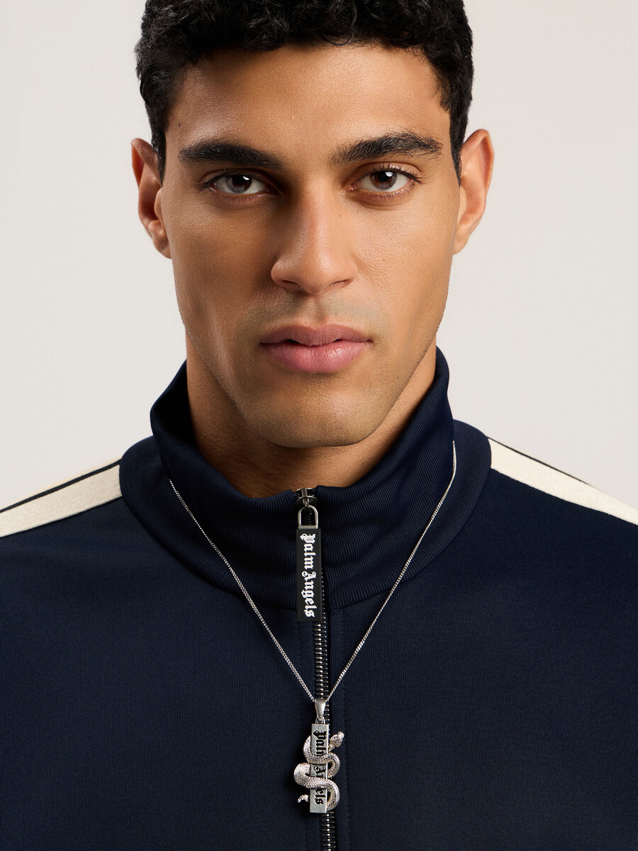collar con el logotipo de snake box