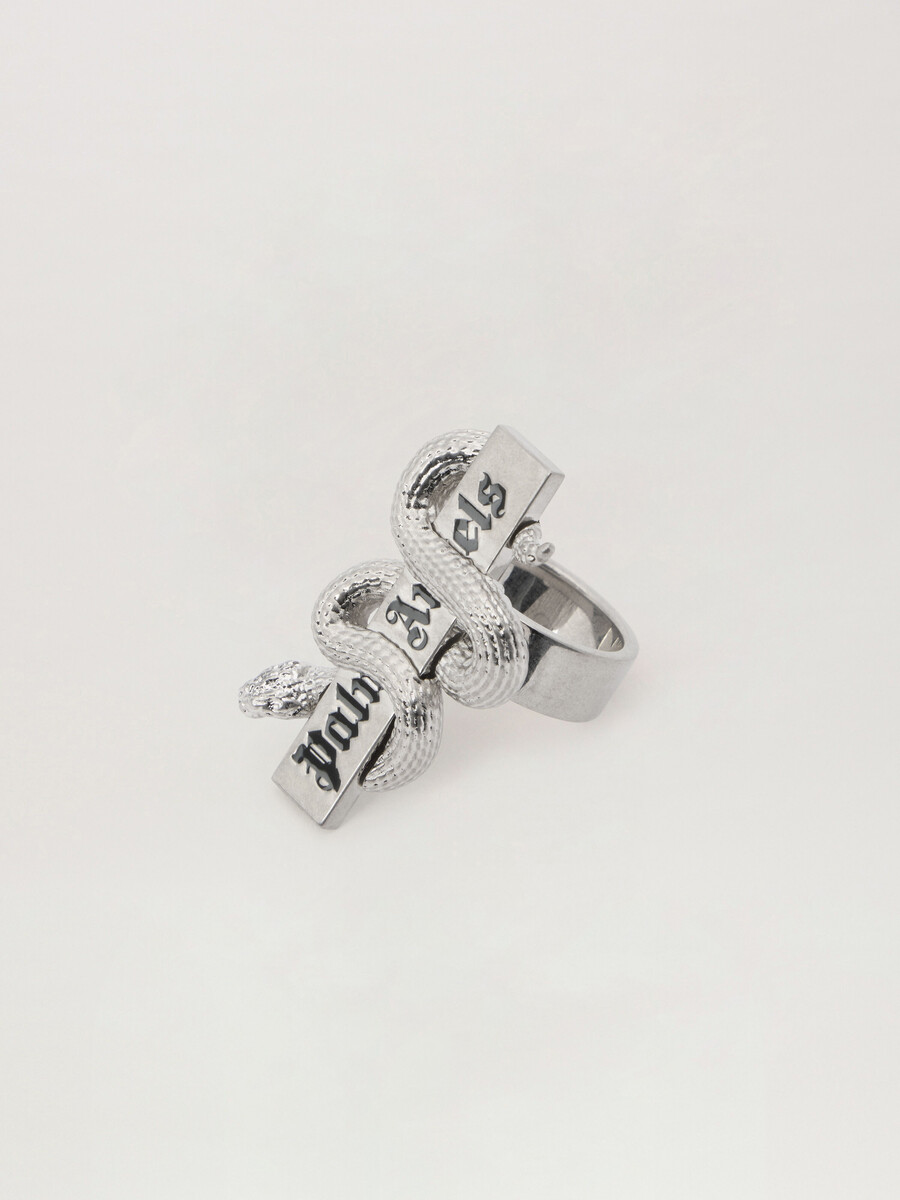 anillo con el logotipo de snake box