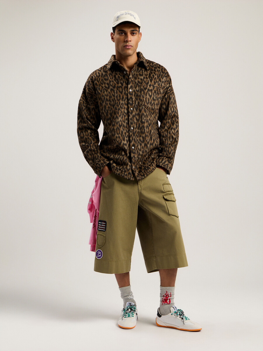 bermudas con parche militar