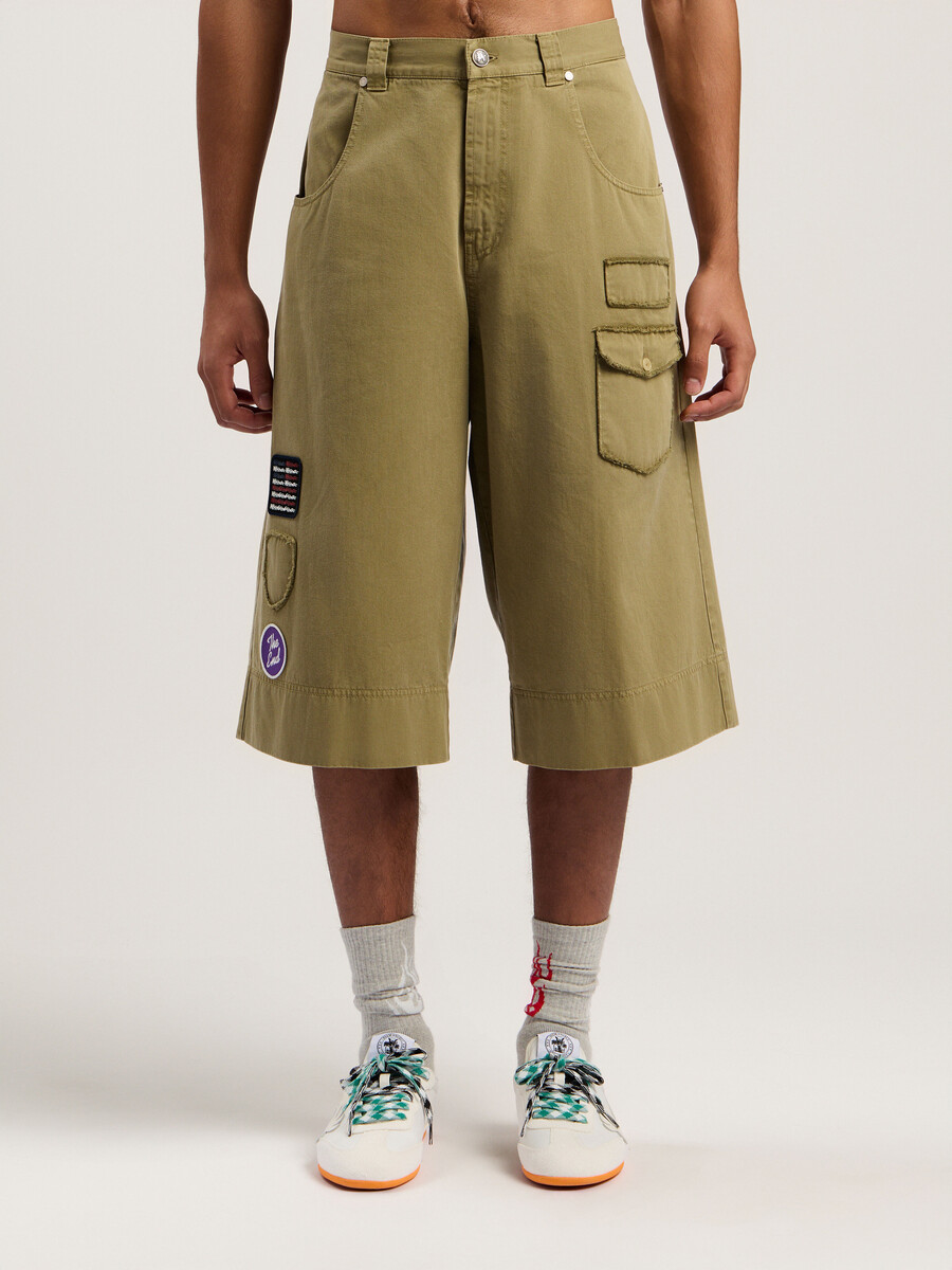 bermudas con parche militar