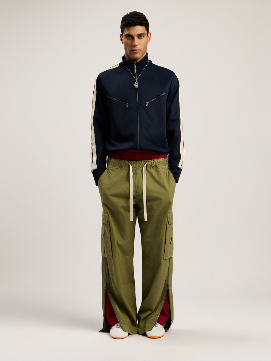 pantalones cargo con logotipo curvo