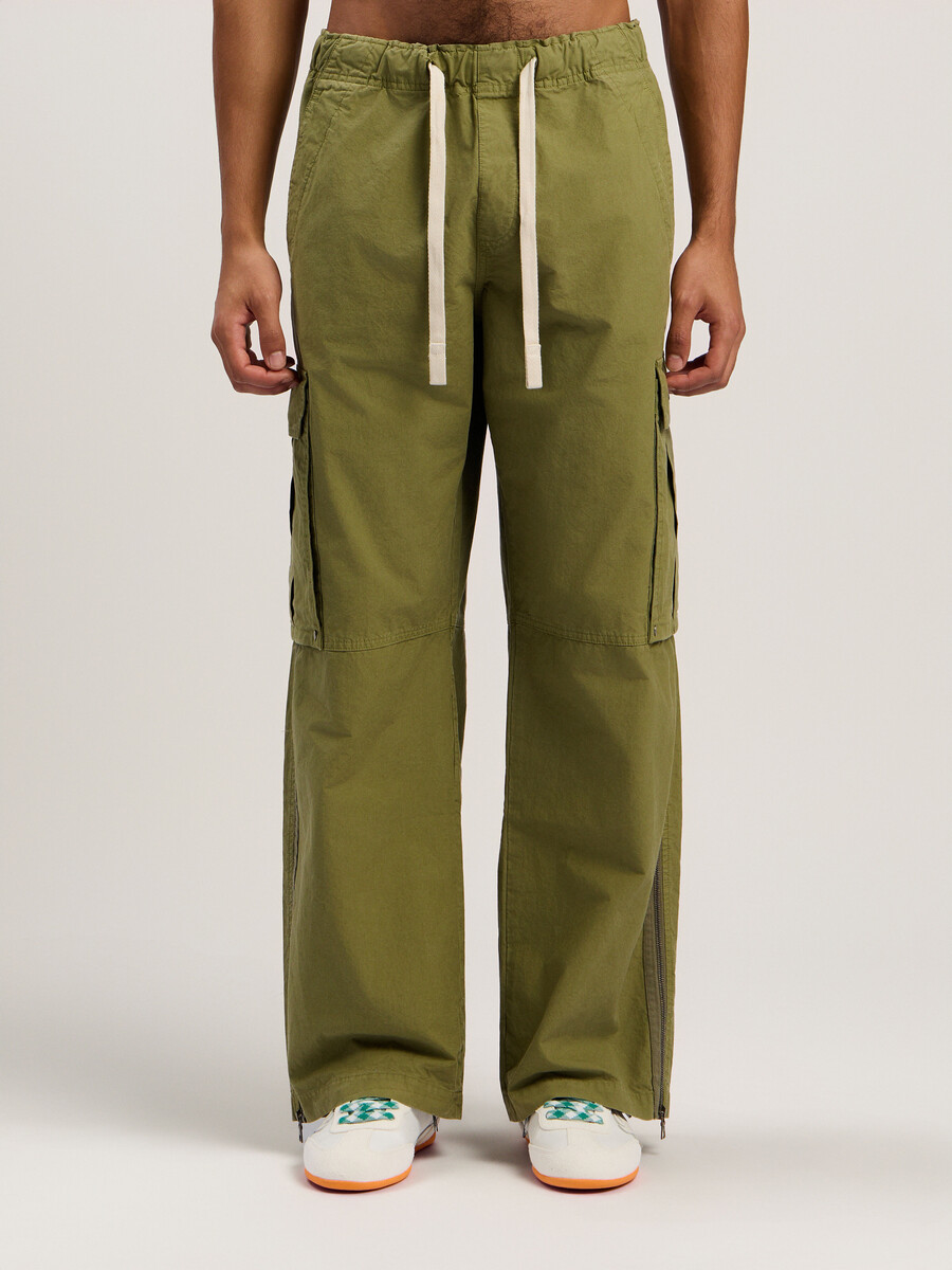 pantalones cargo con logotipo curvo