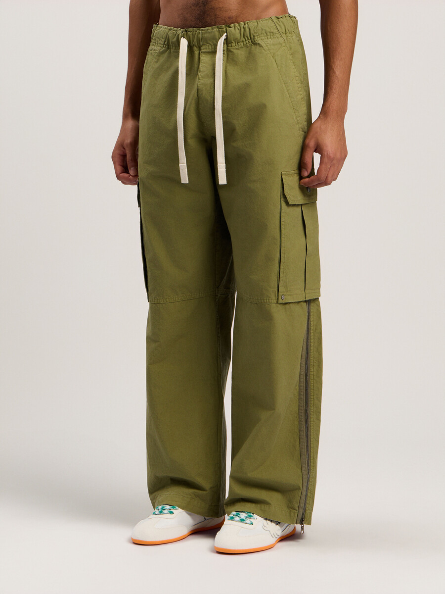 pantalones cargo con logotipo curvo