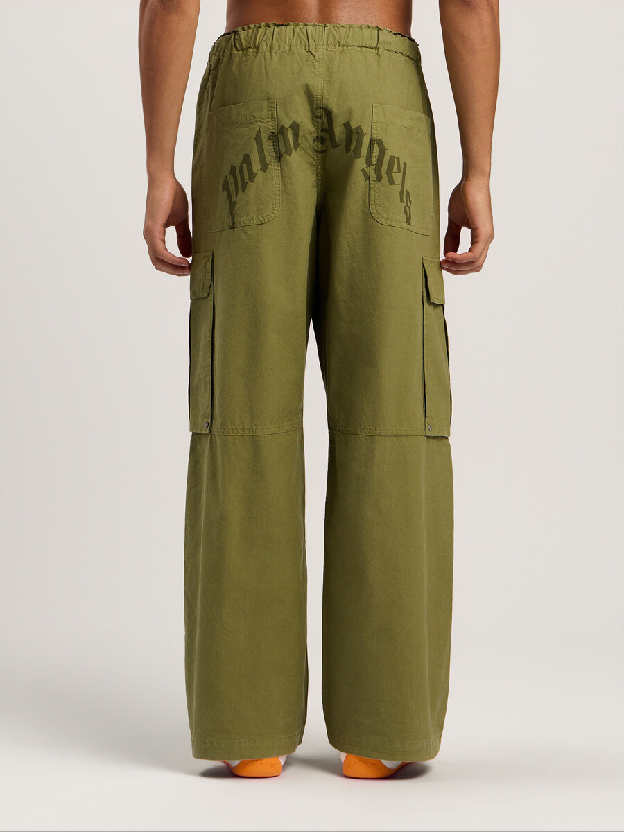 pantalones cargo con logotipo curvo