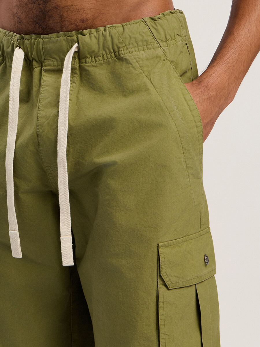 pantalones cargo con logotipo curvo