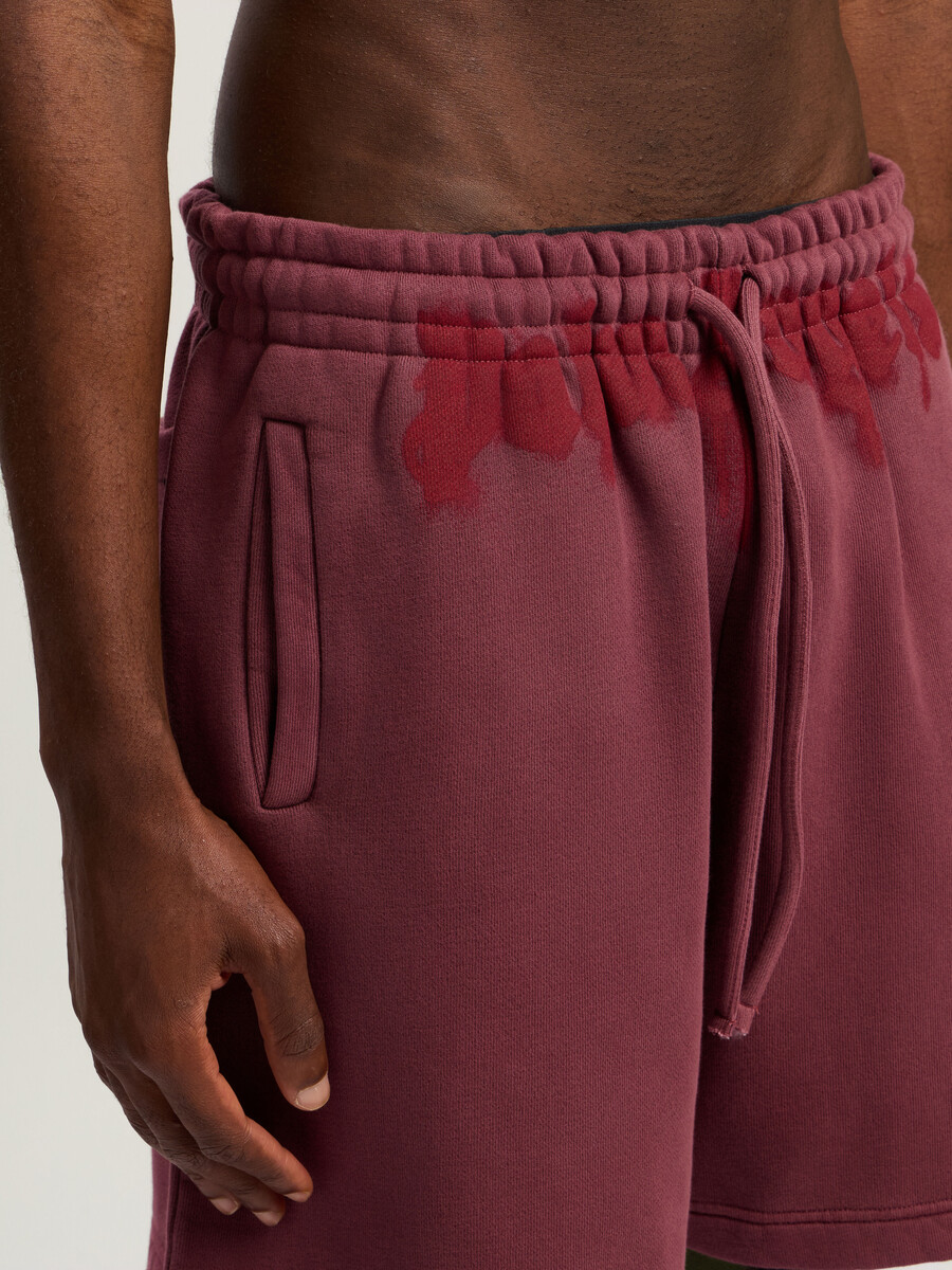 pantalones cortos deportivos con logo en la cintura rociado