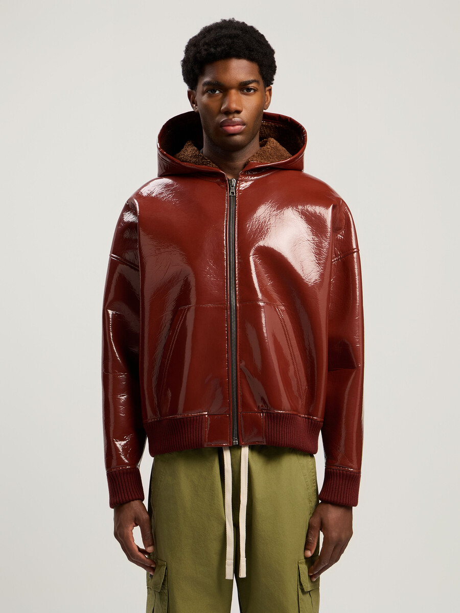 chaqueta bomber de vinilo con logotipo curvo