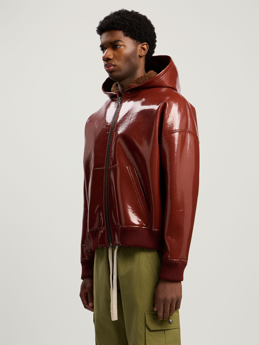 chaqueta bomber de vinilo con logotipo curvo