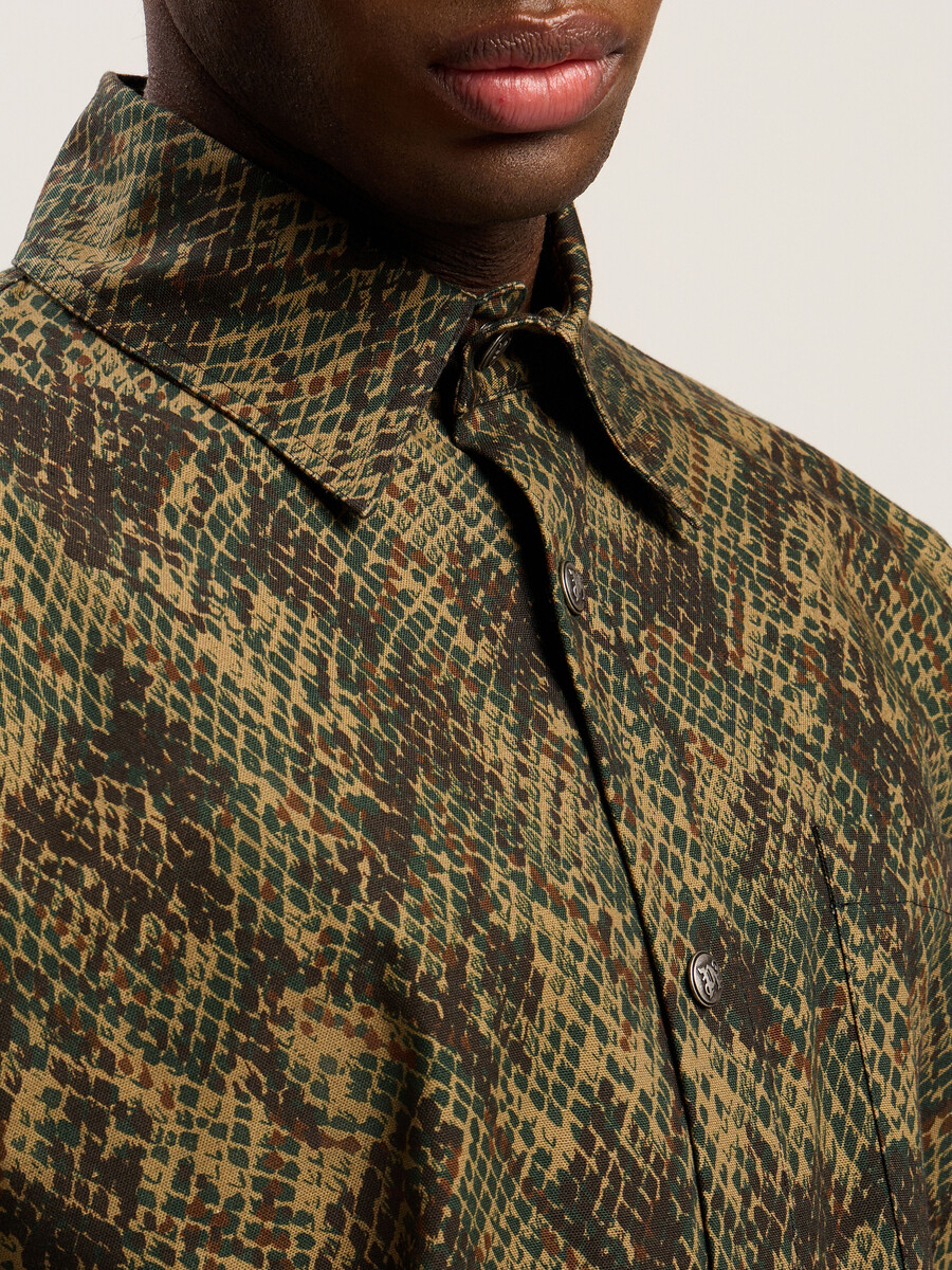 camisa clásica con logo de serpiente