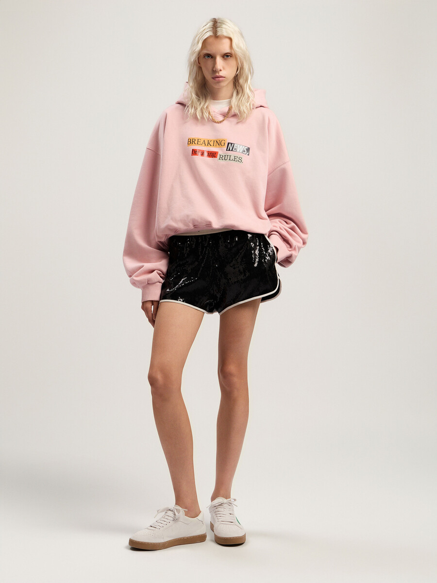 sudadera corta con capucha y cita de paxlatimes