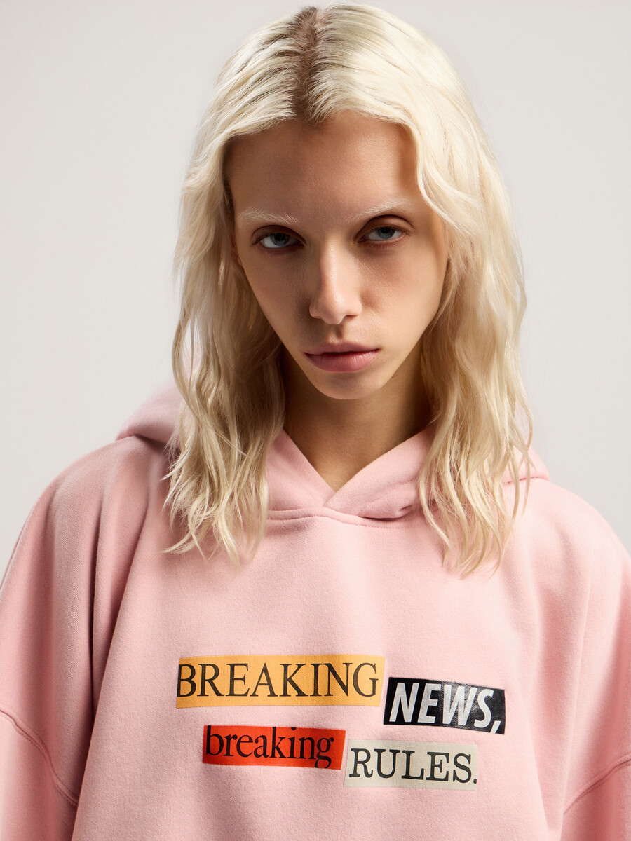 sudadera corta con capucha y cita de paxlatimes