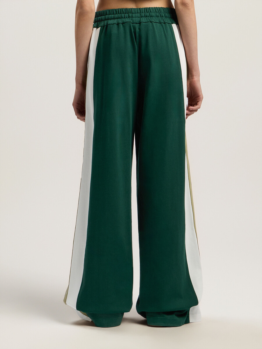 pantalón deportivo con monograma y bloques de color