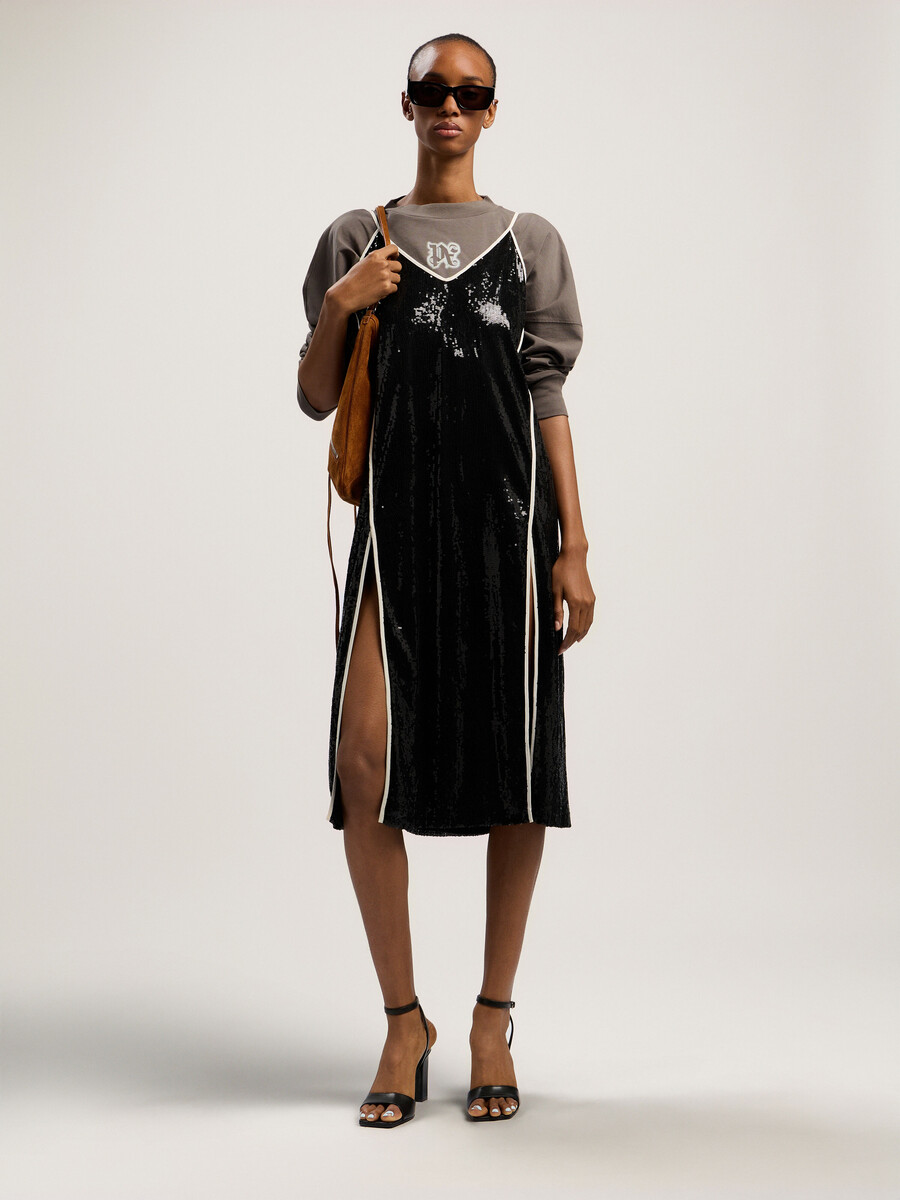 vestido lencero con lentejuelas y logotipo curvo