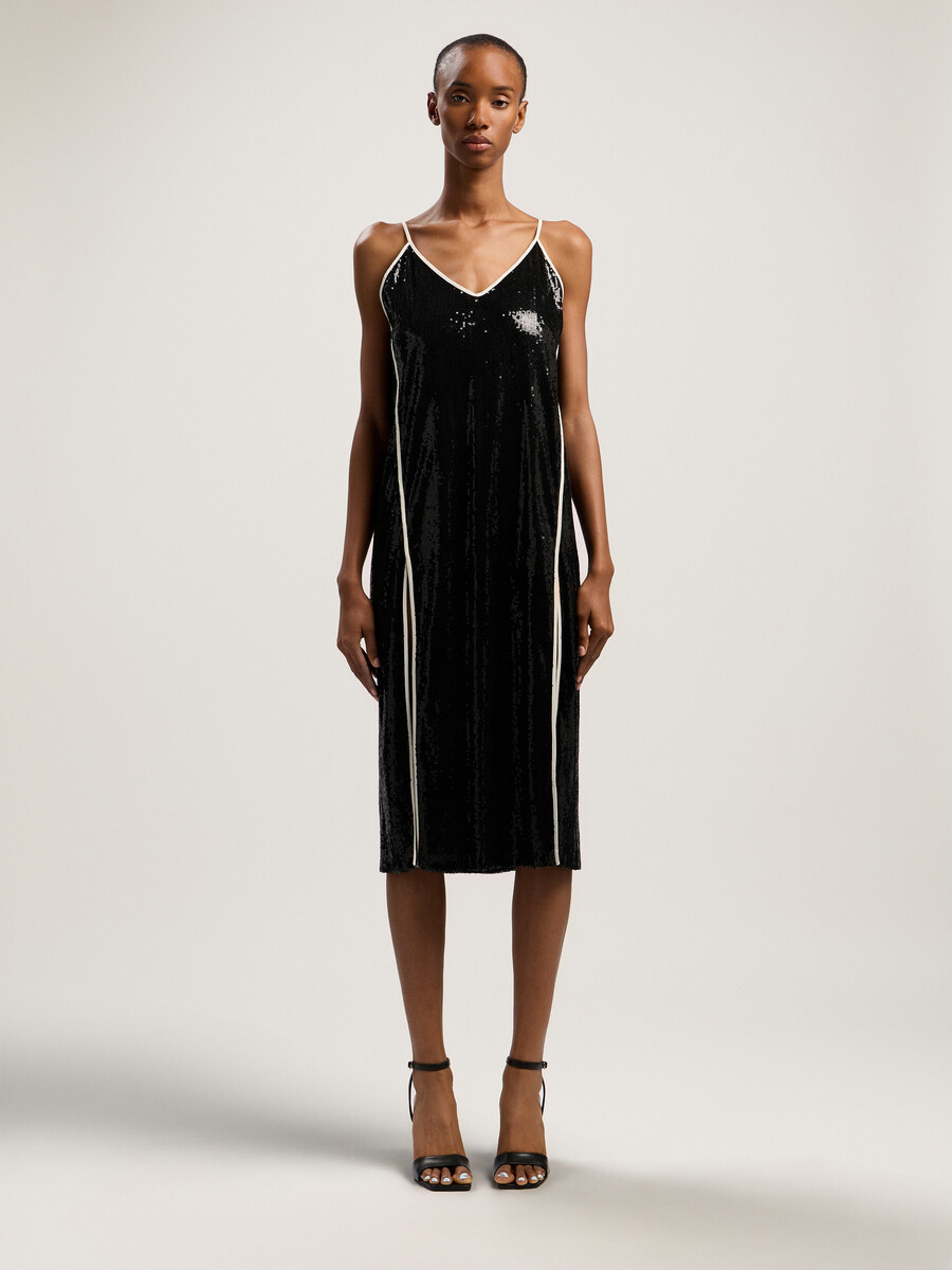 vestido lencero con lentejuelas y logotipo curvo