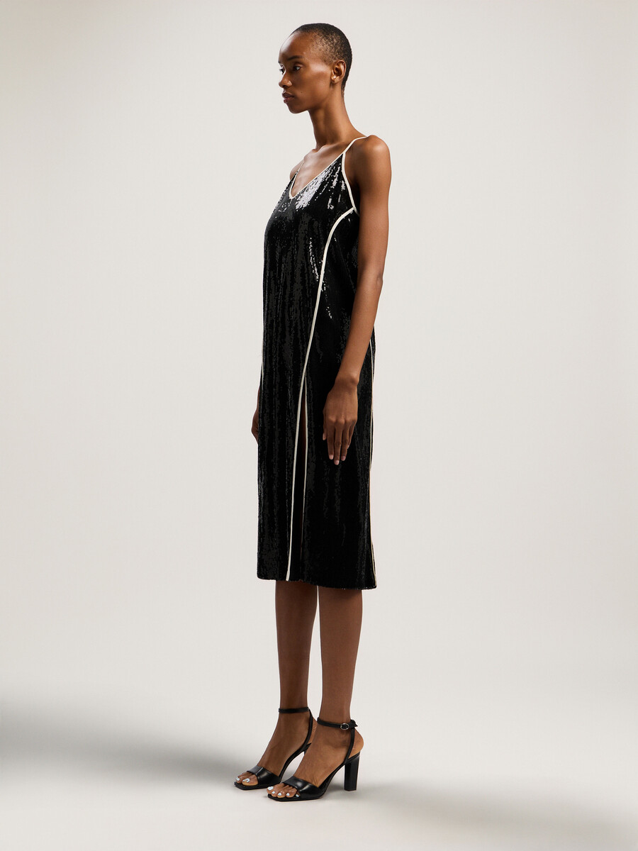 vestido lencero con lentejuelas y logotipo curvo