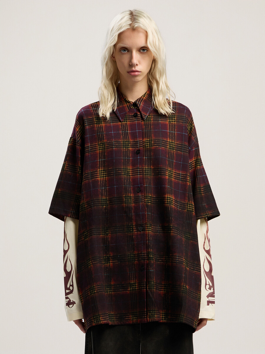 camisa de cuadros con llamas sobreteñidas