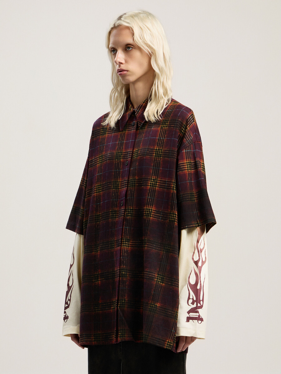camisa de cuadros con llamas sobreteñidas