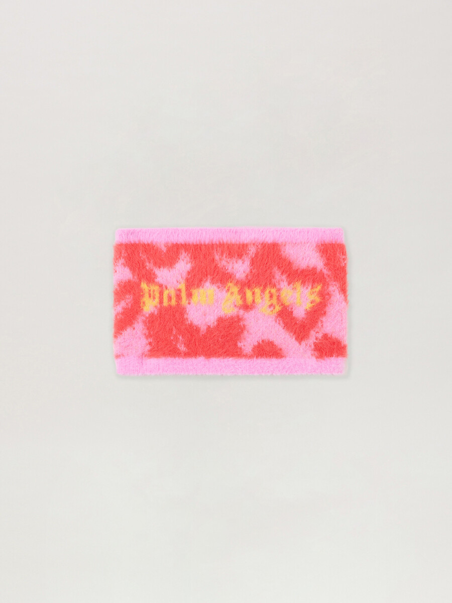 cuello de punto con corazones en aerosol