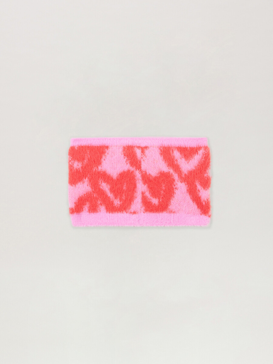 cuello de punto con corazones en aerosol