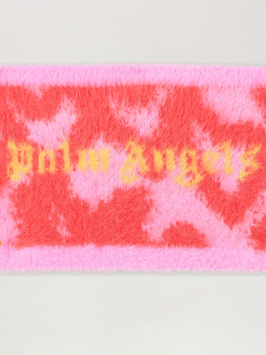 cuello de punto con corazones en aerosol